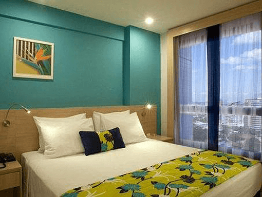 Hotel room accommodations and amenities in Manaus